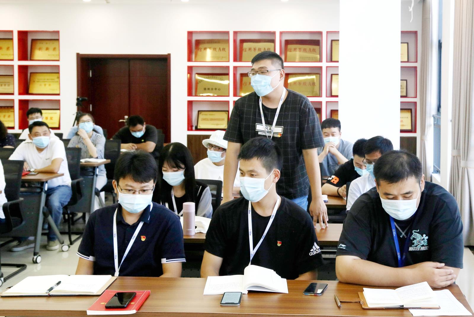 交流發(fā)言.jpg 交流發(fā)言.jpg