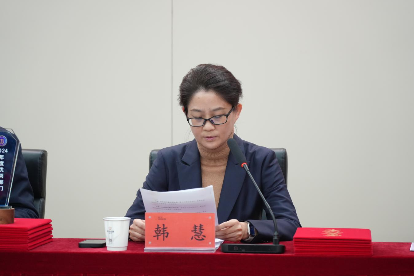 副總經(jīng)理、工會主席韓慧宣讀表彰決定.png